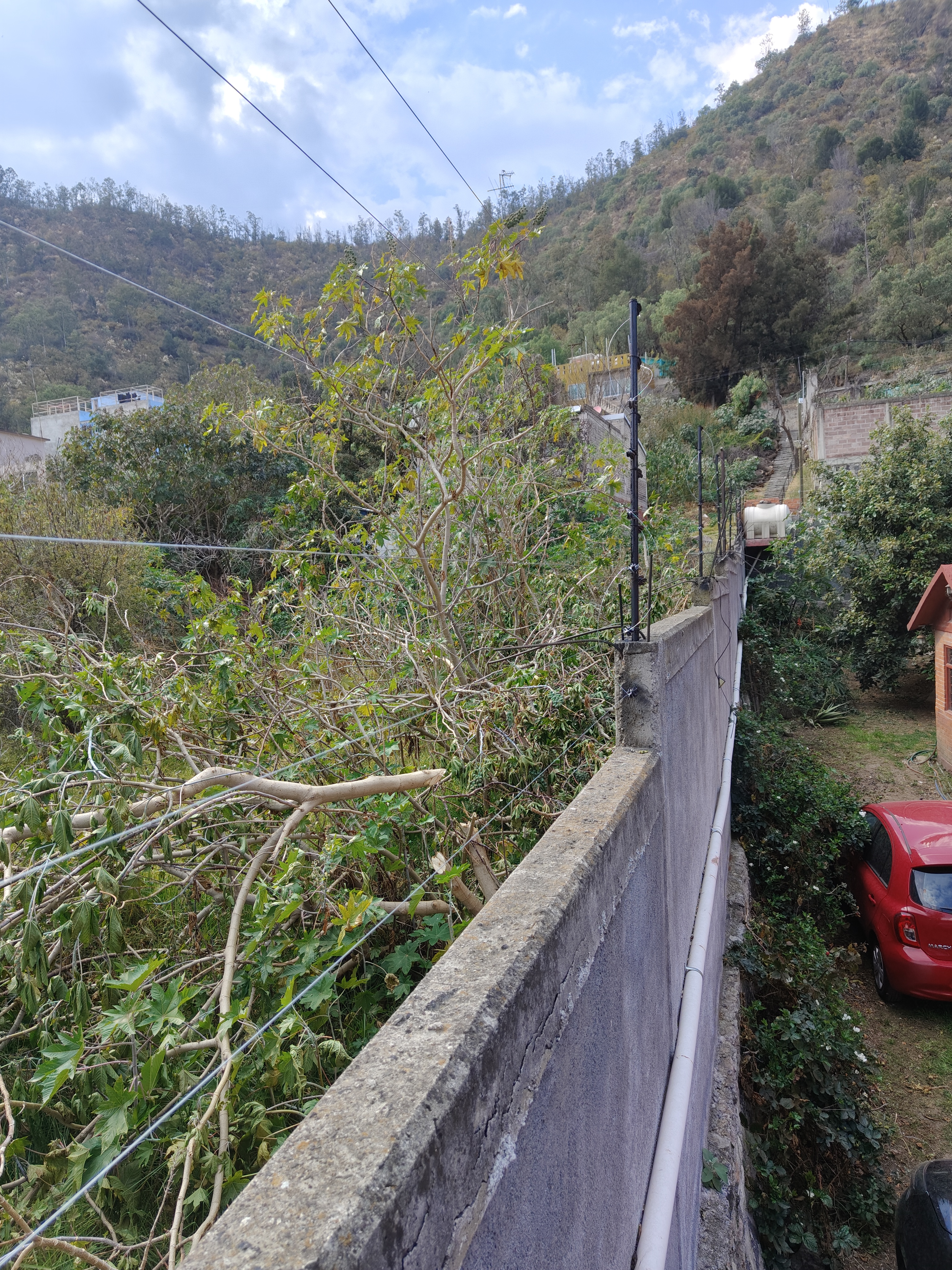 Detalle de instalación de malla eléctrica con aisladores